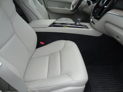 2022 Volvo XC60 B5 Momentum